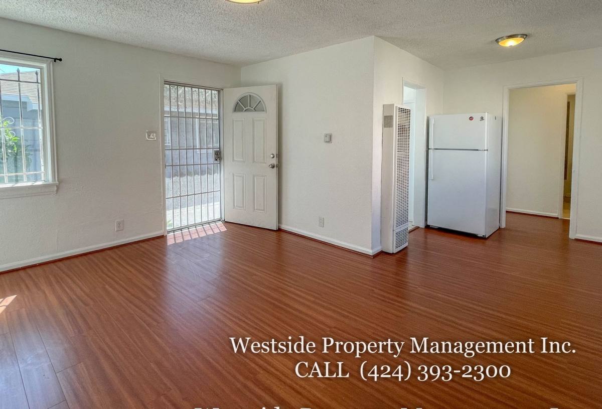 Apartment for rent at 6606-6610 Brynhurst Ave #6606 1 2, Los Angeles, CA 90043