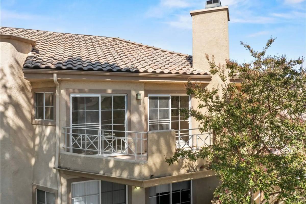 Condo for rent at 23933 Del Monte Dr, Valencia, CA 91355
