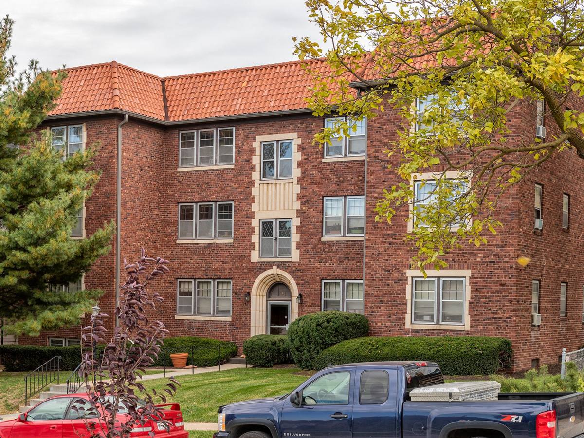 Apartment for rent at 211 S 37th St, Omaha, NE 68131