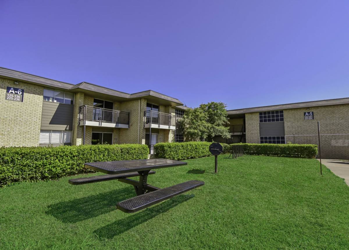 Apartment for rent at 1109 N Carrier Parkway, Grand Prairie, TX 75050