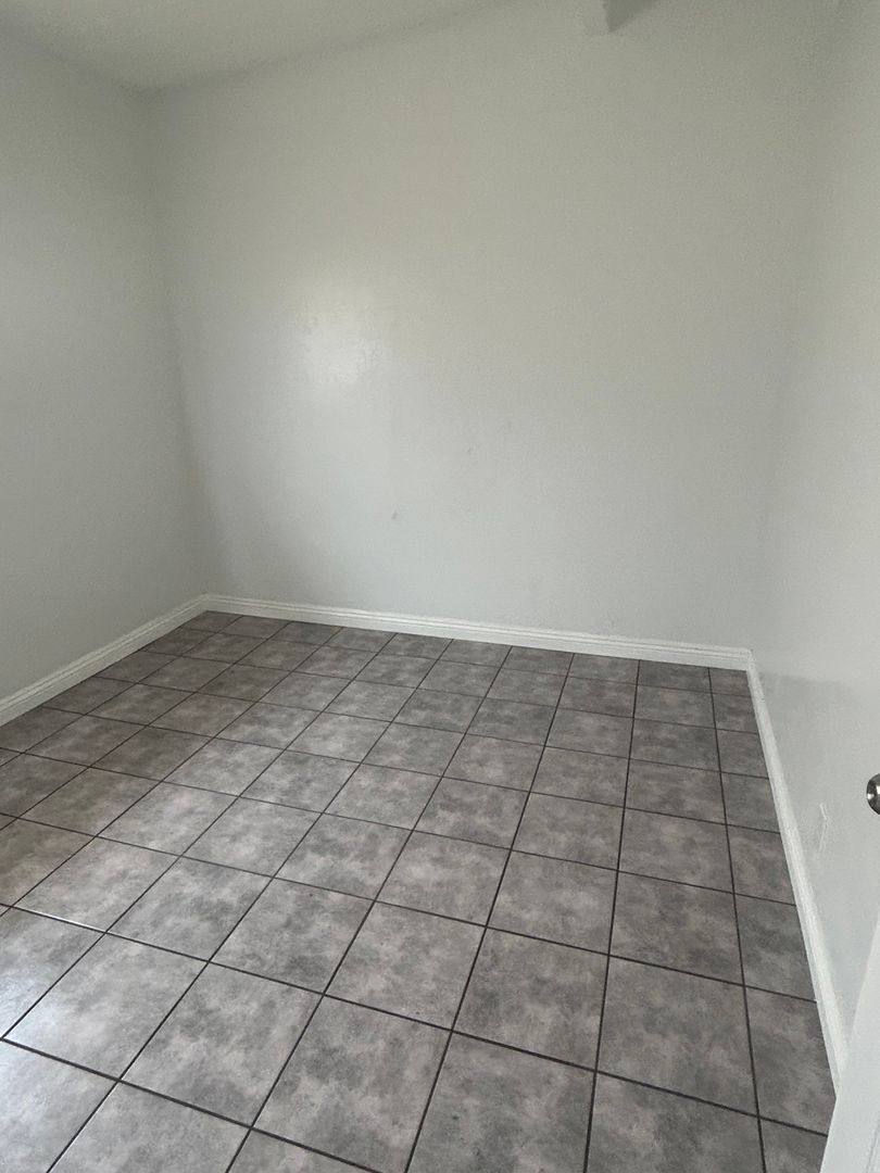 Apartment for rent at 2200 Myrtle Ave, Long Beach, CA 90806