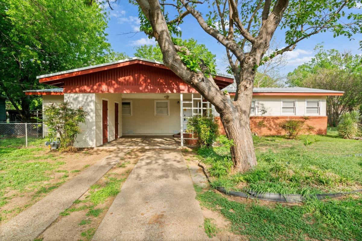 House for rent at 305 S Lancaster St, Granbury, TX 76048