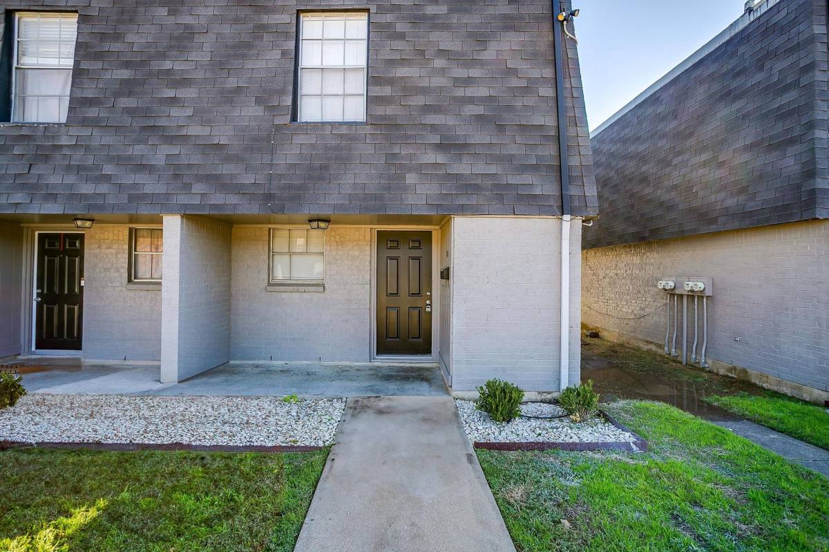 Apartment for rent at 105 SE Gardens Blvd, Burleson, TX 76028