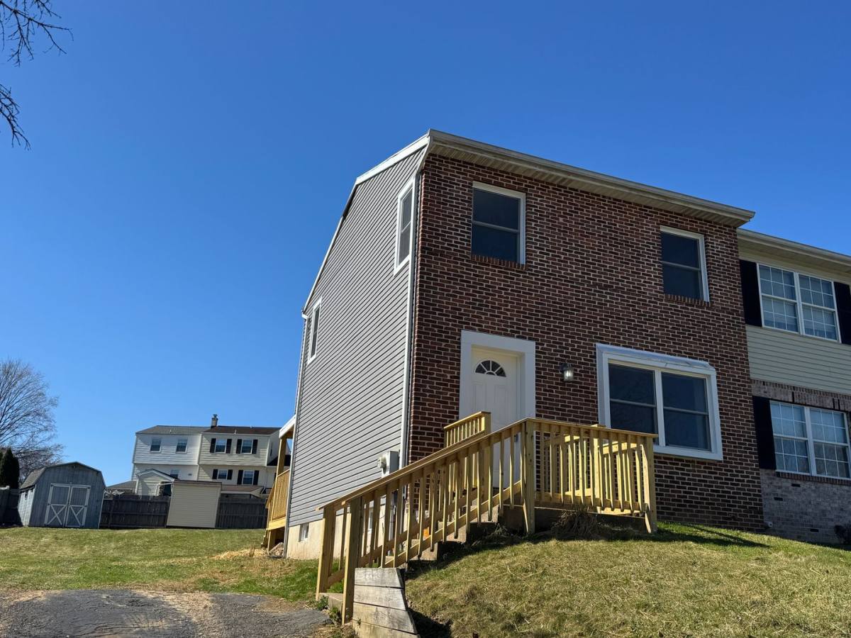 Townhouse for rent at 1041 Monticello Lane, Lancaster, PA 17603