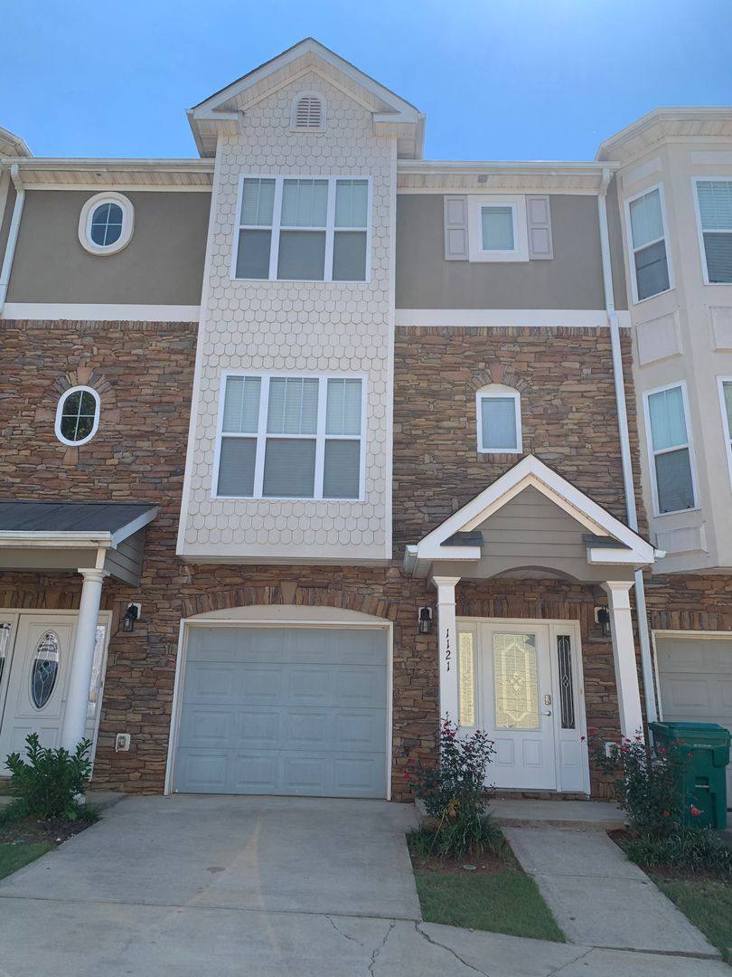 Townhouse for rent at 1121 Red Bud St, Greensboro, GA 30642