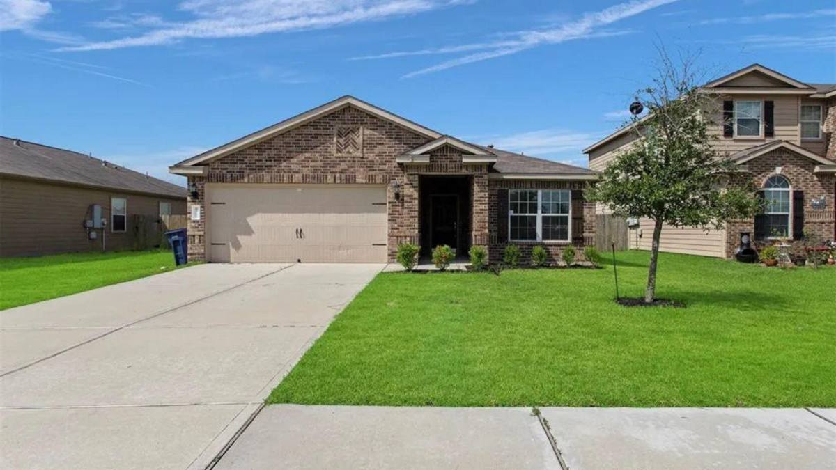 House for rent at 6907 Musclewood Rd, Baytown, TX 77521