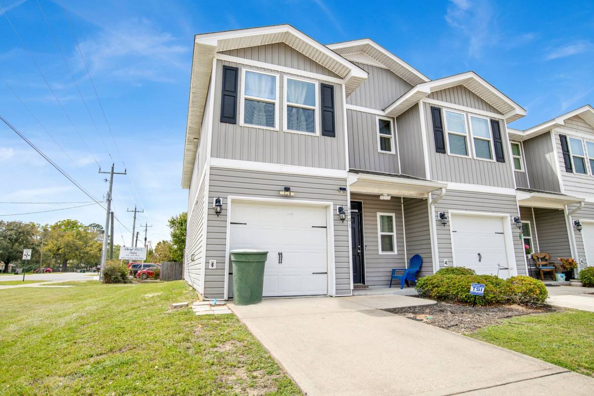 Townhouse for rent at 6001 Royal Port Court, Pensacola, FL 32526