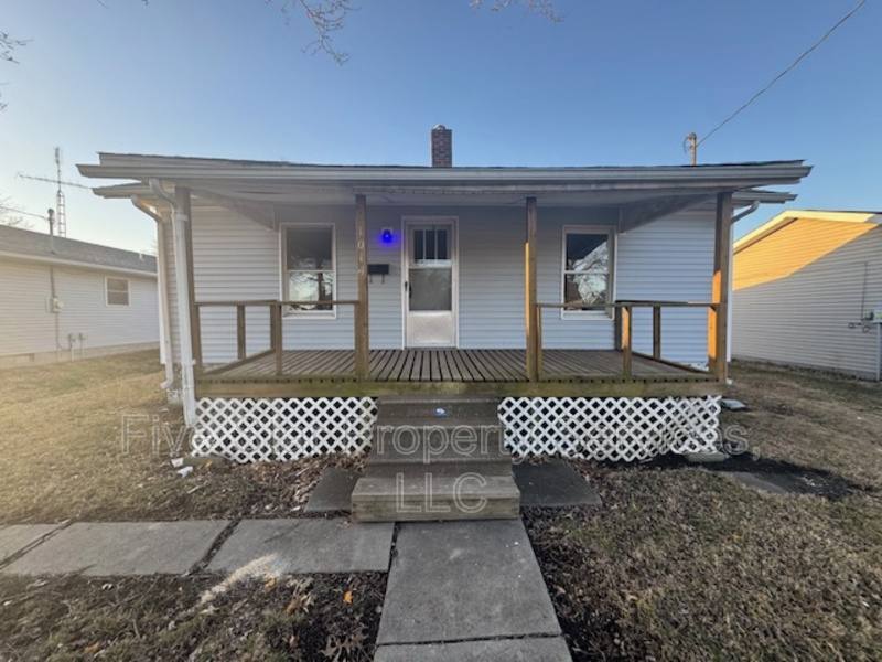 House for rent at 1014 W Vandeveer St, Taylorville, IL 62568