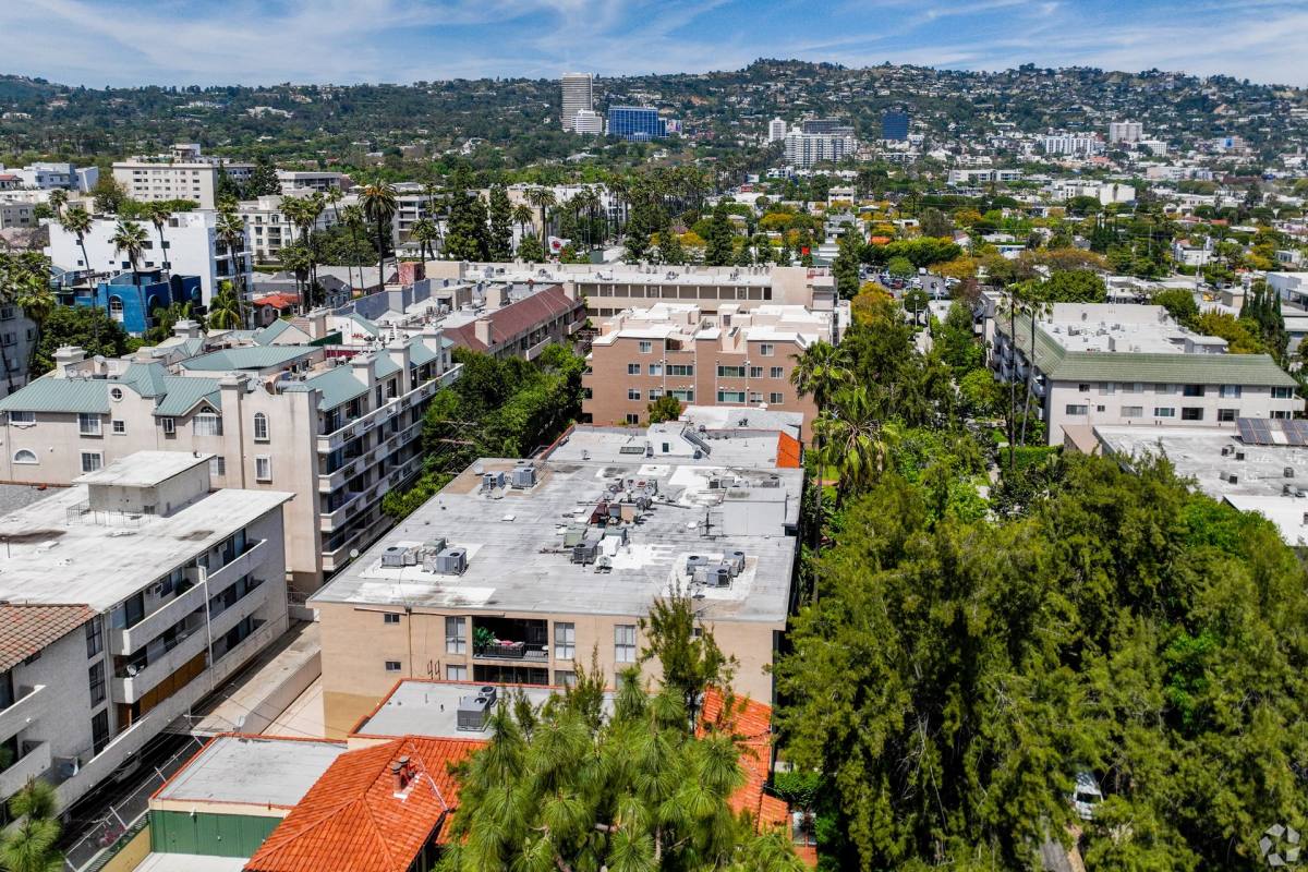 Apartment for rent at 115 N Wetherly Dr, Los Angeles, CA 90048