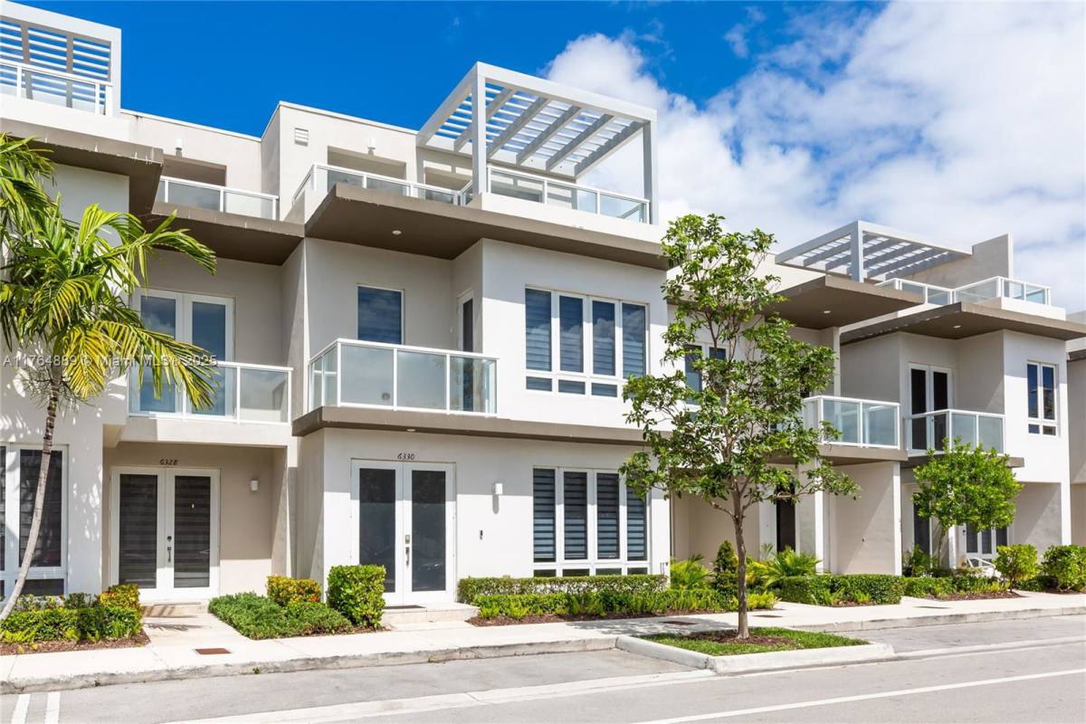 Townhouse for rent at 104 Ave NW 103rd Path #3, Miami, FL 33178