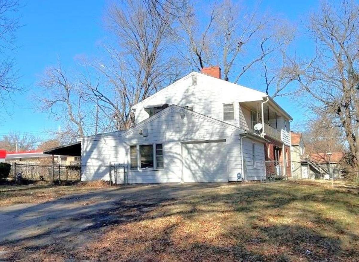 Apartment for rent at 800-802 E 75th Terrace, Kansas City, MO 64131