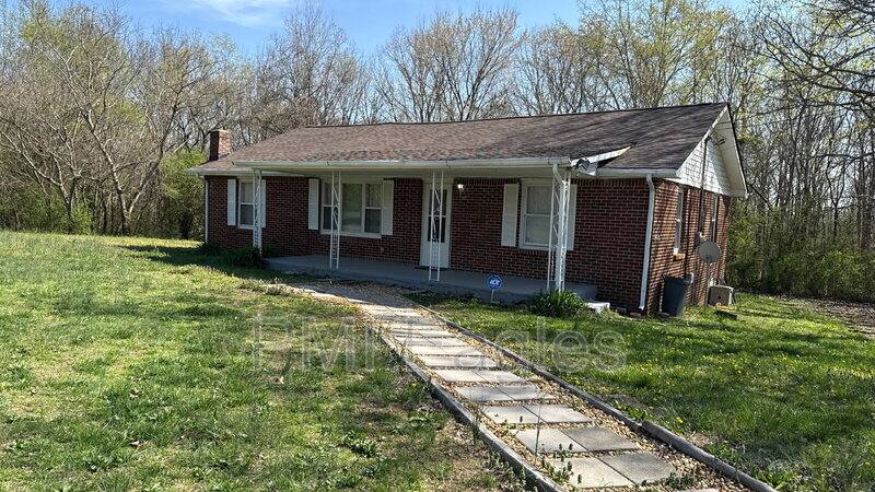 House for rent at 916 Southside Rd, Cunningham, TN 37052