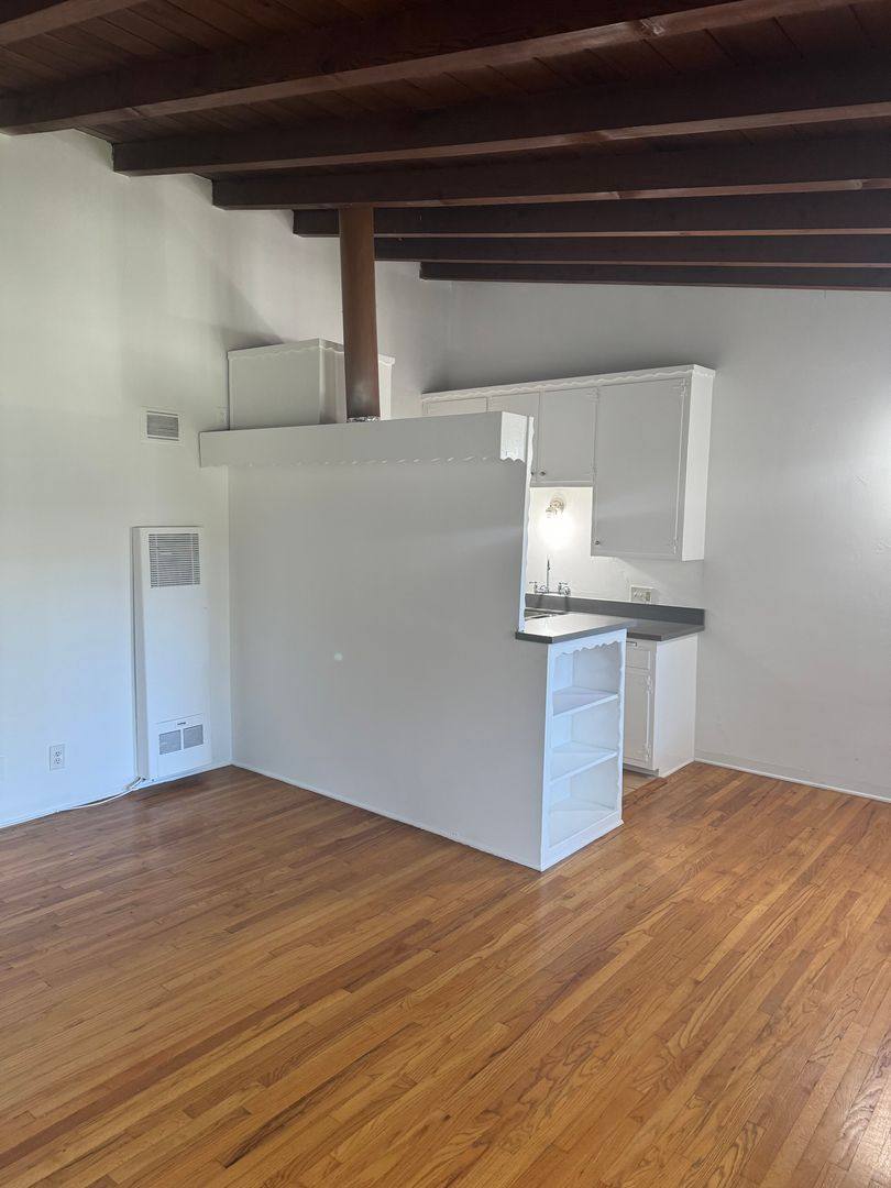 Apartment for rent at 3111 Colorado Ave, Santa Monica, CA 90404