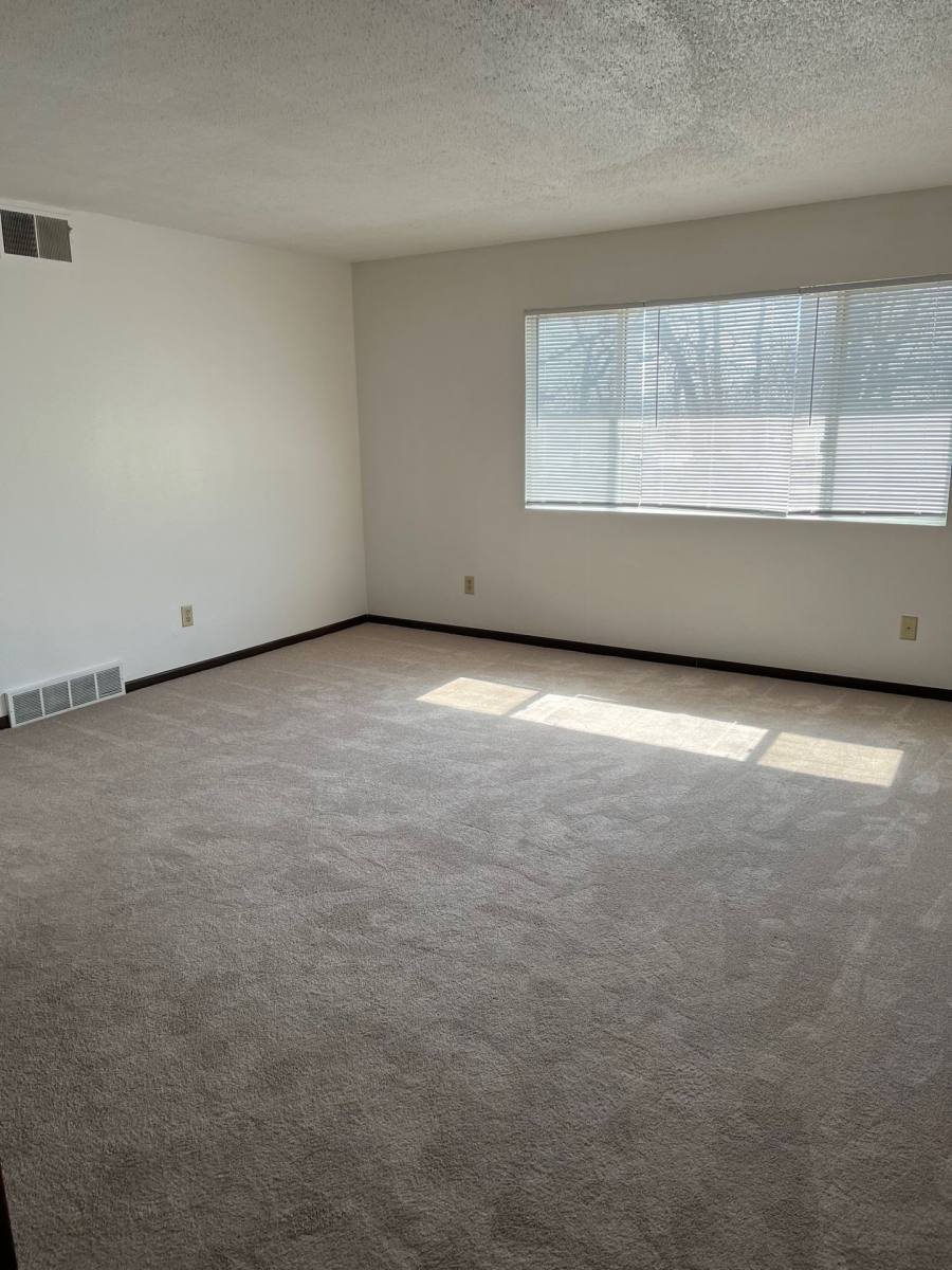 Apartment for rent at 285 Robins Rd, Hiawatha, IA 52233