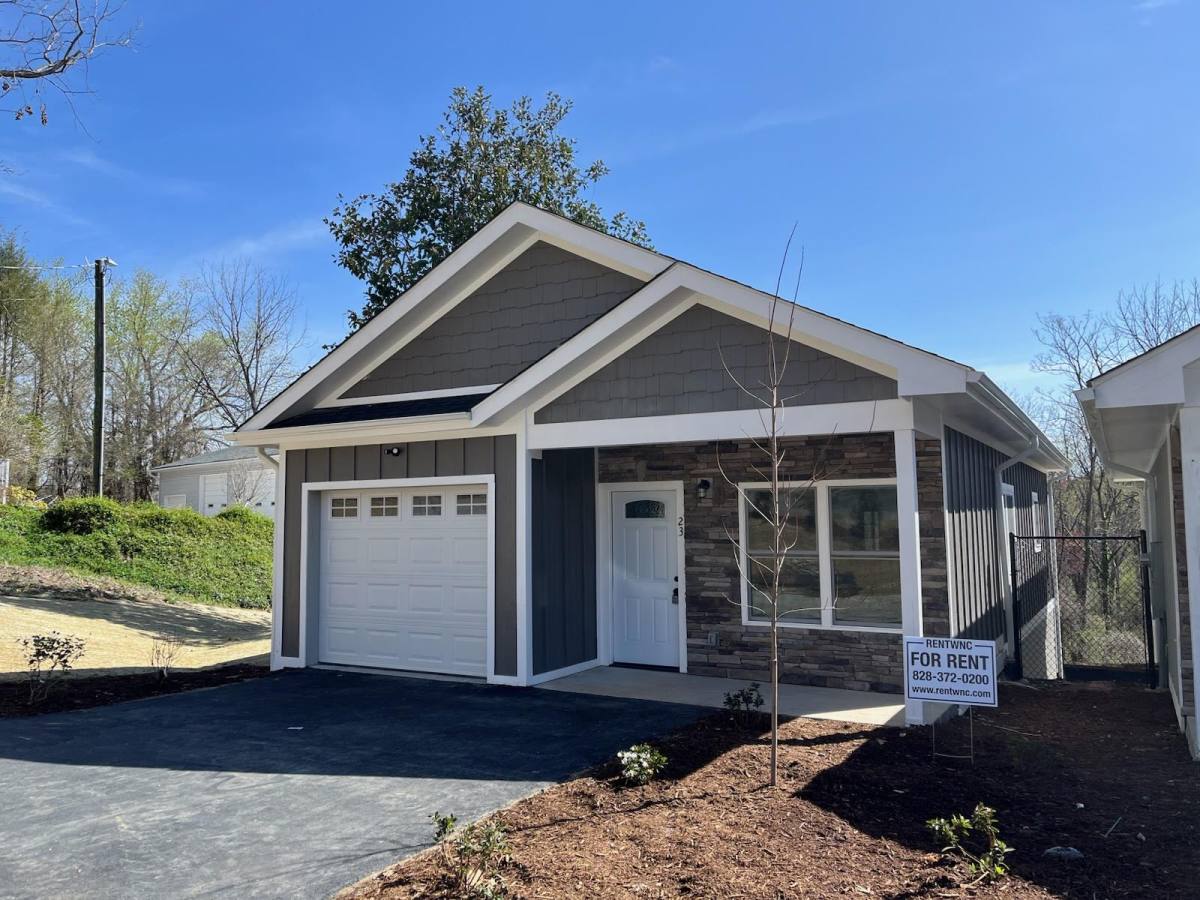 Townhouse for rent at 27 Alex Dr, Hendersonville, NC 28739