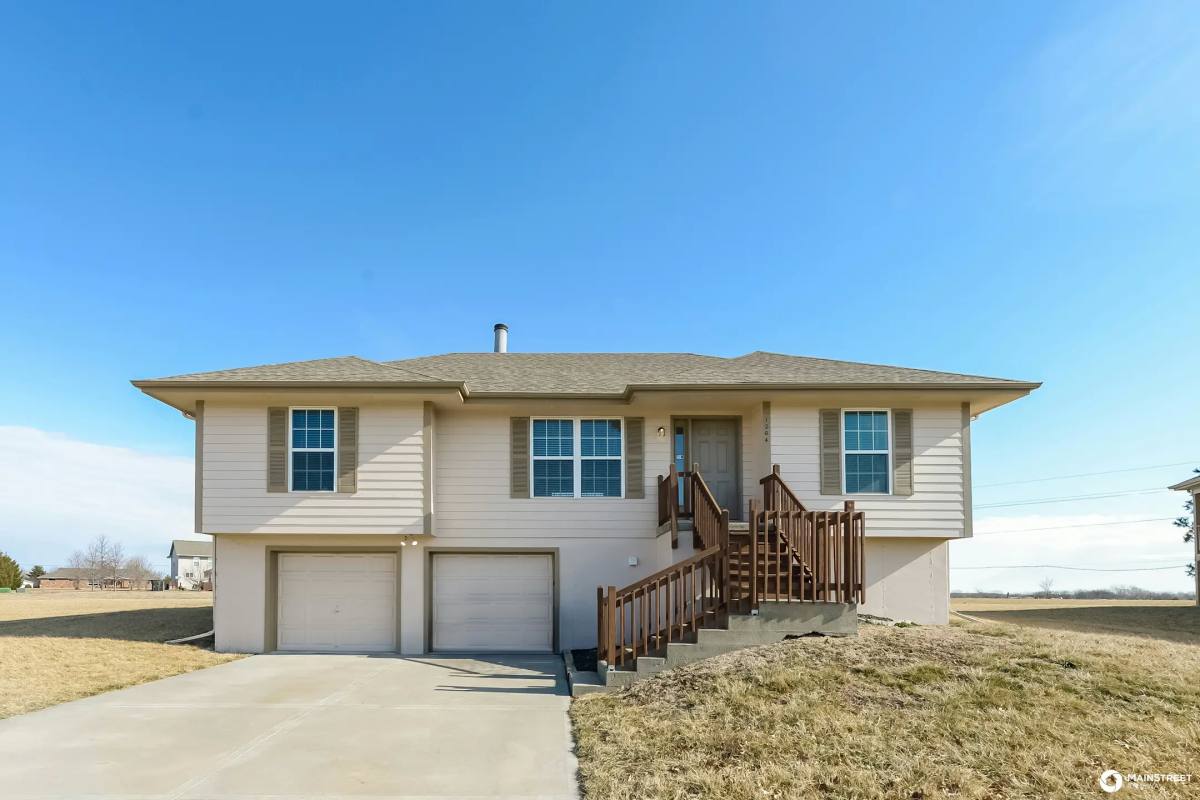 House for rent at 1204 Viola St, Smithville, MO 64089