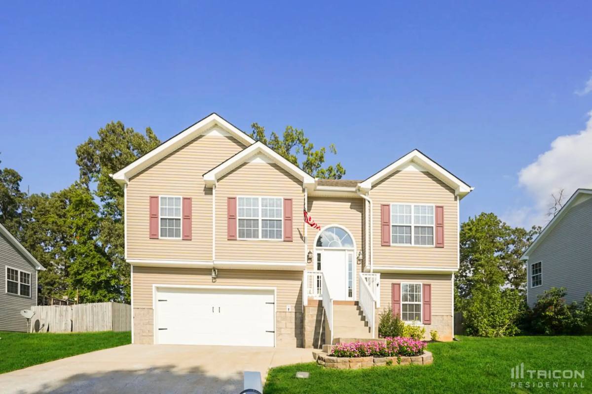 1387 Constitution Dr, Clarksville, TN 37042