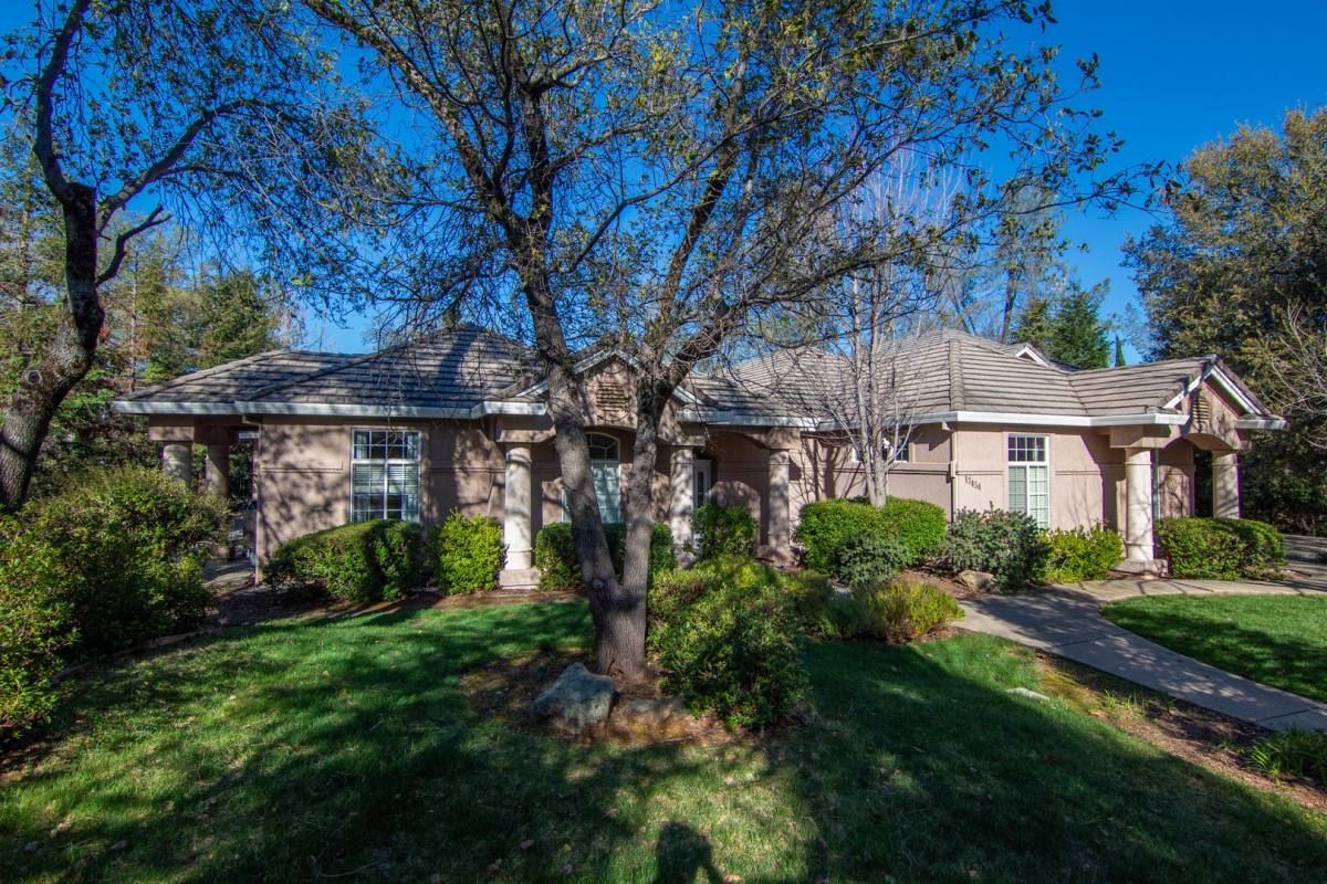 House for rent at 13454 Tierra Heights Rd, Redding, CA 96003