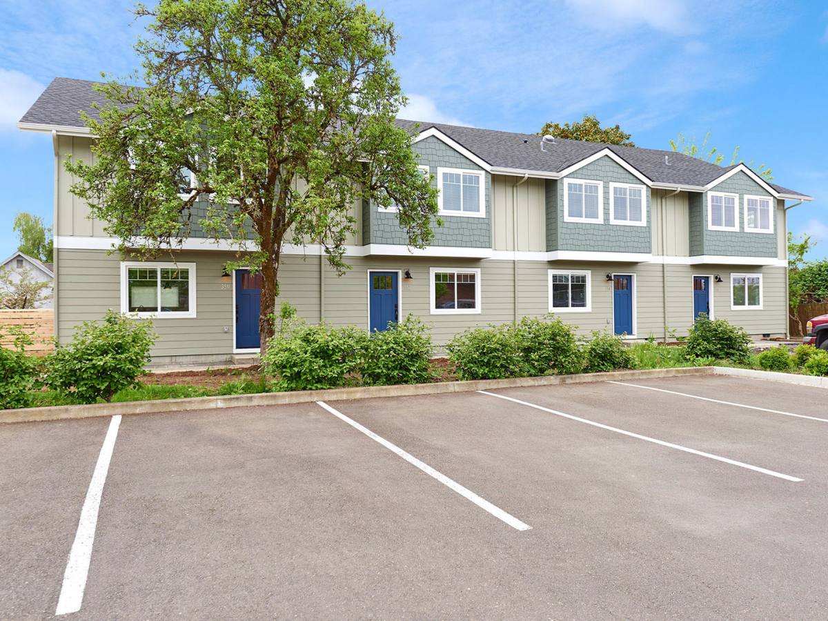 Townhouse for rent at 350 N 3rd St, Lebanon, OR 97355