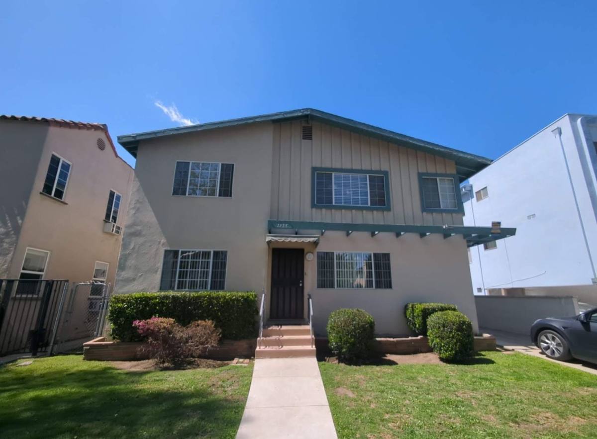 Apartment for rent at 1135 S Oakhurst Dr, Los Angeles, CA 90035