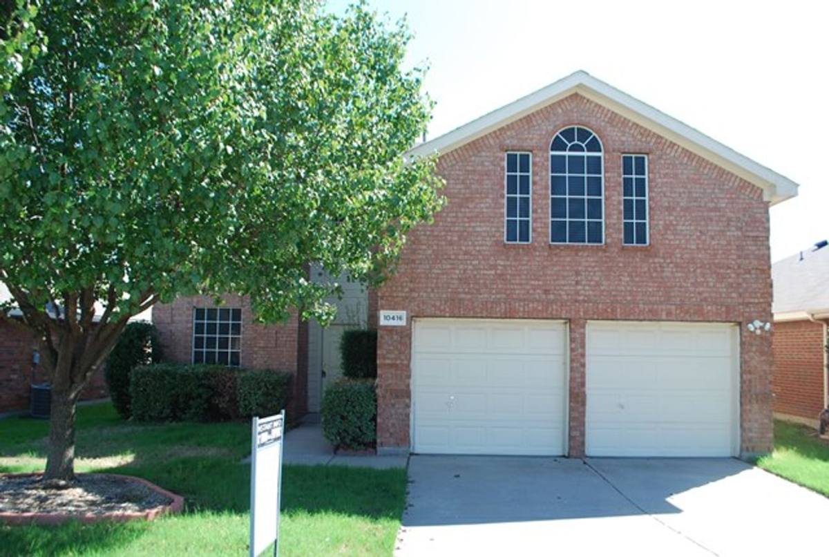 House for rent at 10416 Lake Brook Dr, Hurst, TX 76053