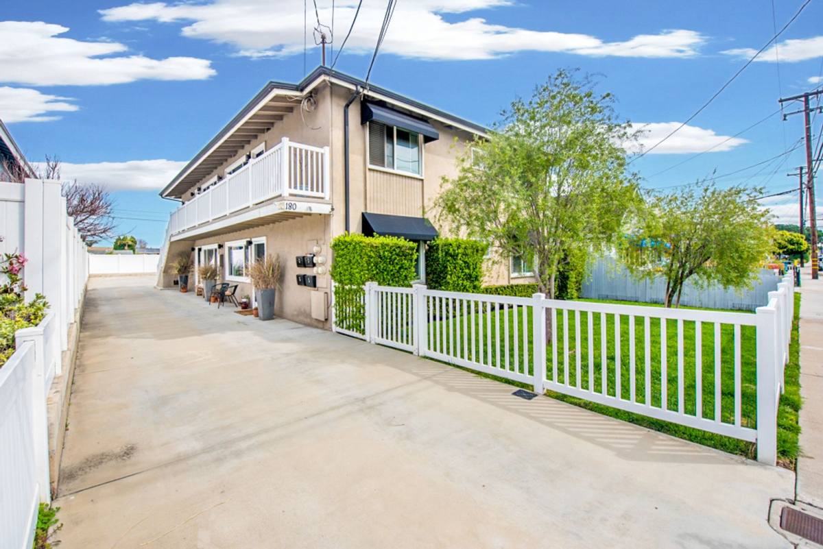Apartment for rent at 180 Rochester St, Costa Mesa, CA 92627