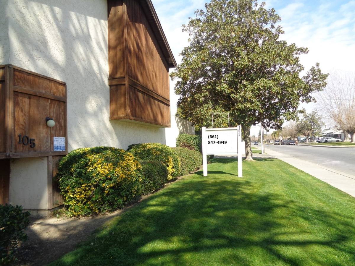Townhouse for rent at 105 Real Rd, Bakersfield, CA 93309