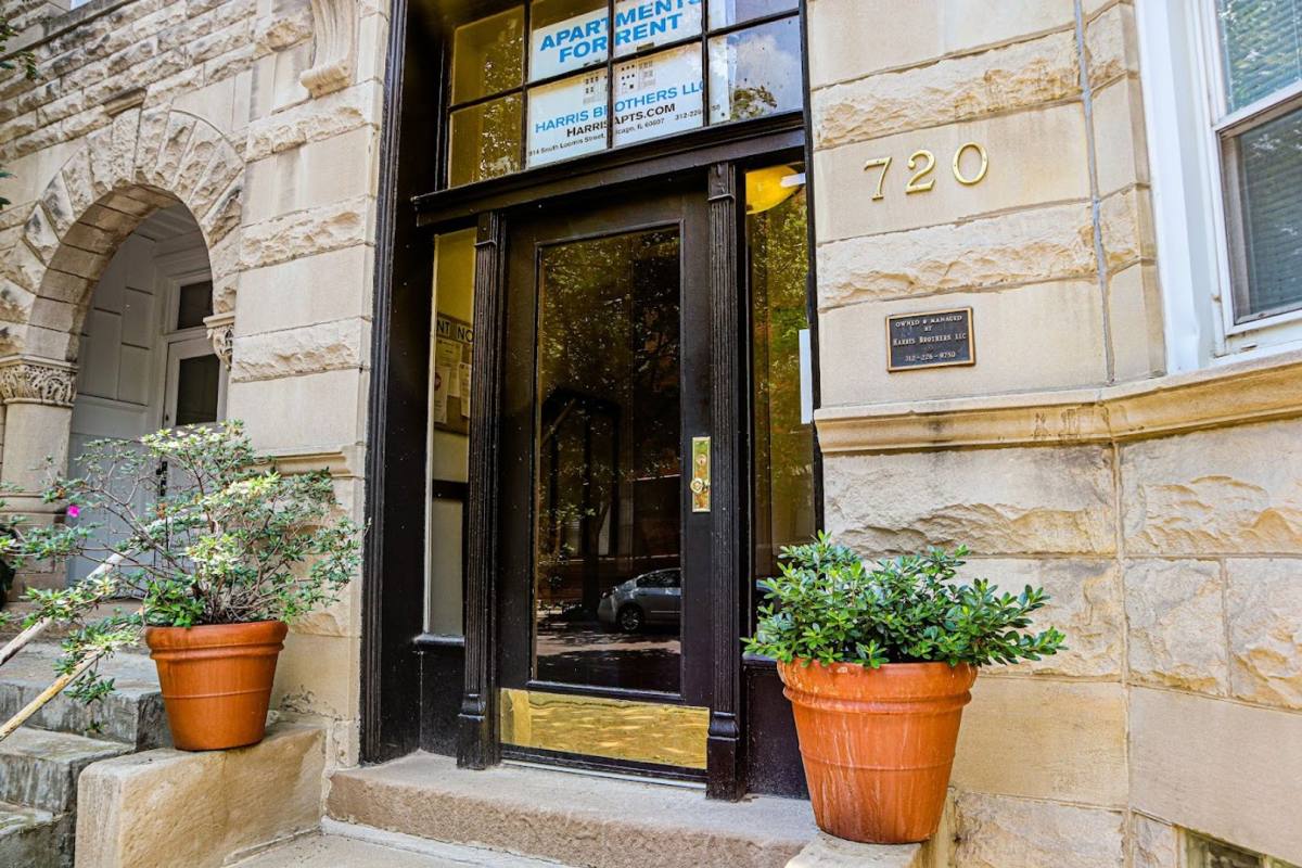 Apartment for rent at 720 S Laflin St, Chicago, IL 60607