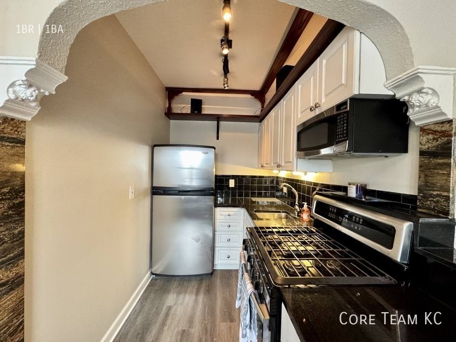 Condo for rent at 702 W 48th St #301, Kansas City, MO 64112