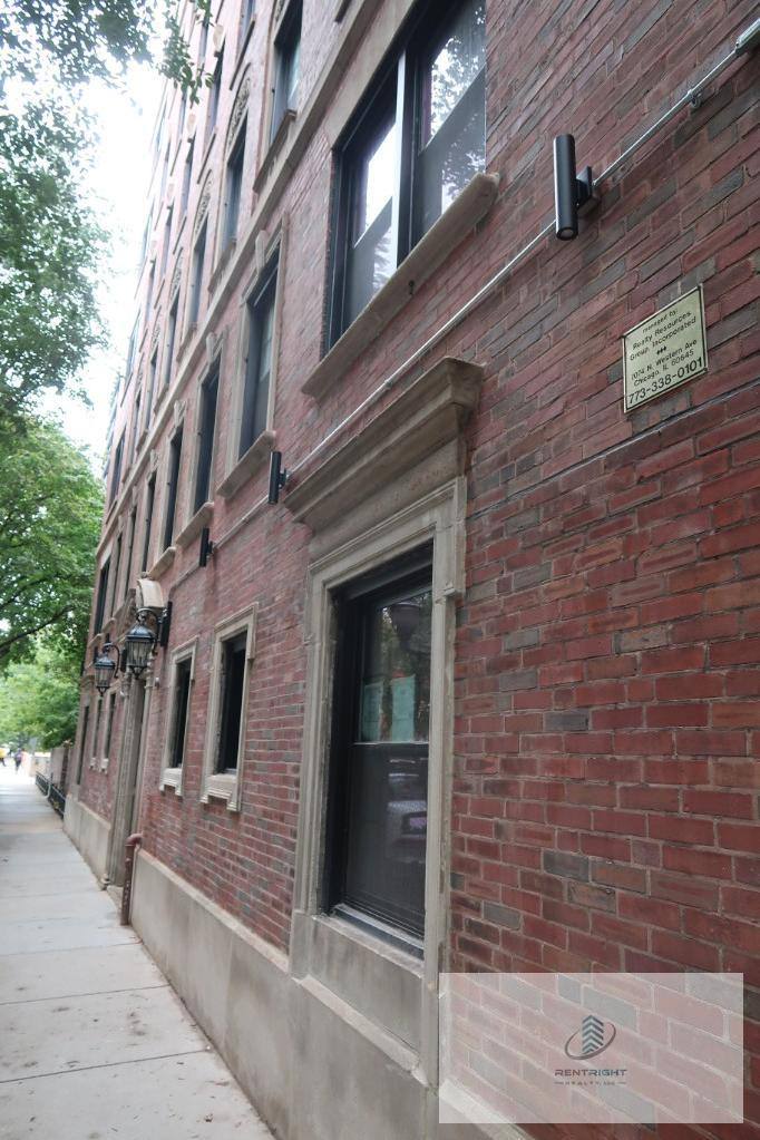 Apartment for rent at 426 W Briar Place #J1, Chicago, IL 60657
