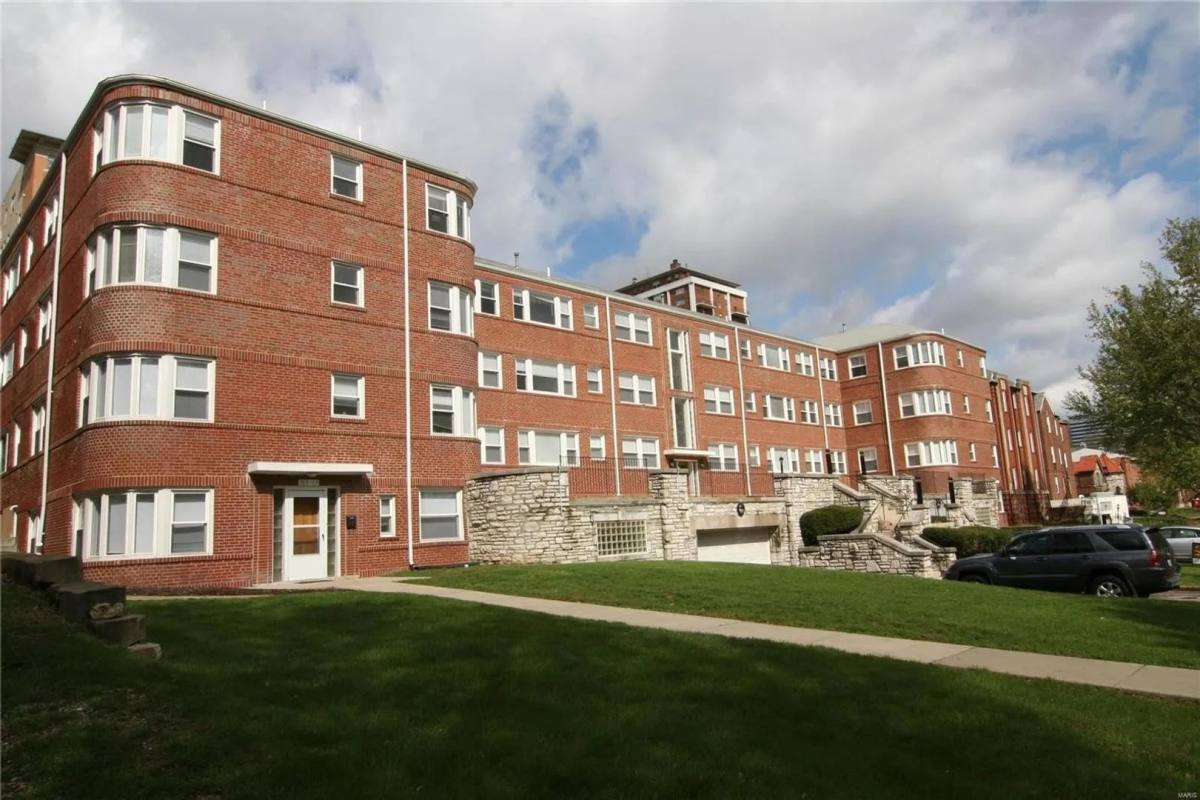 Apartment for rent at 765 Westwood Dr, Saint Louis, MO 63105