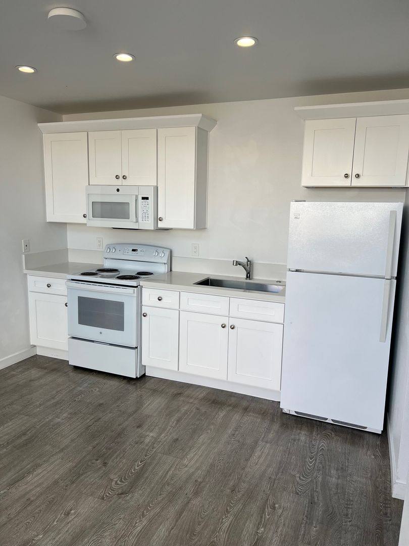 Townhouse for rent at 572 N Cambridge St, Orange, CA 92867