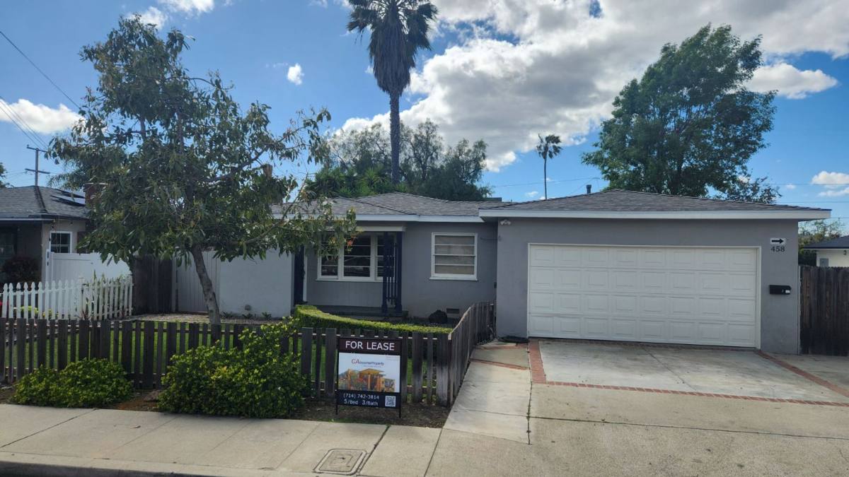 Townhouse for rent at 456 N Batavia St, Orange, CA 92868