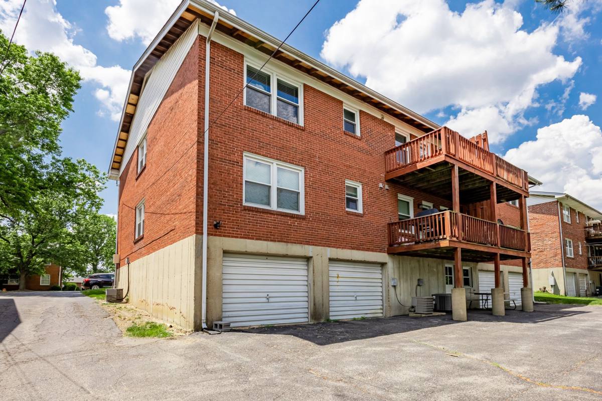 Apartment for rent at 624 Broadmoor, Chesterfield, MO 63017