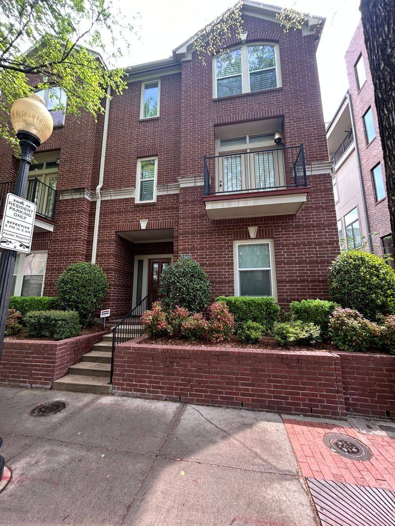 Townhouse for rent at 2818 State St, Dallas, TX 75204