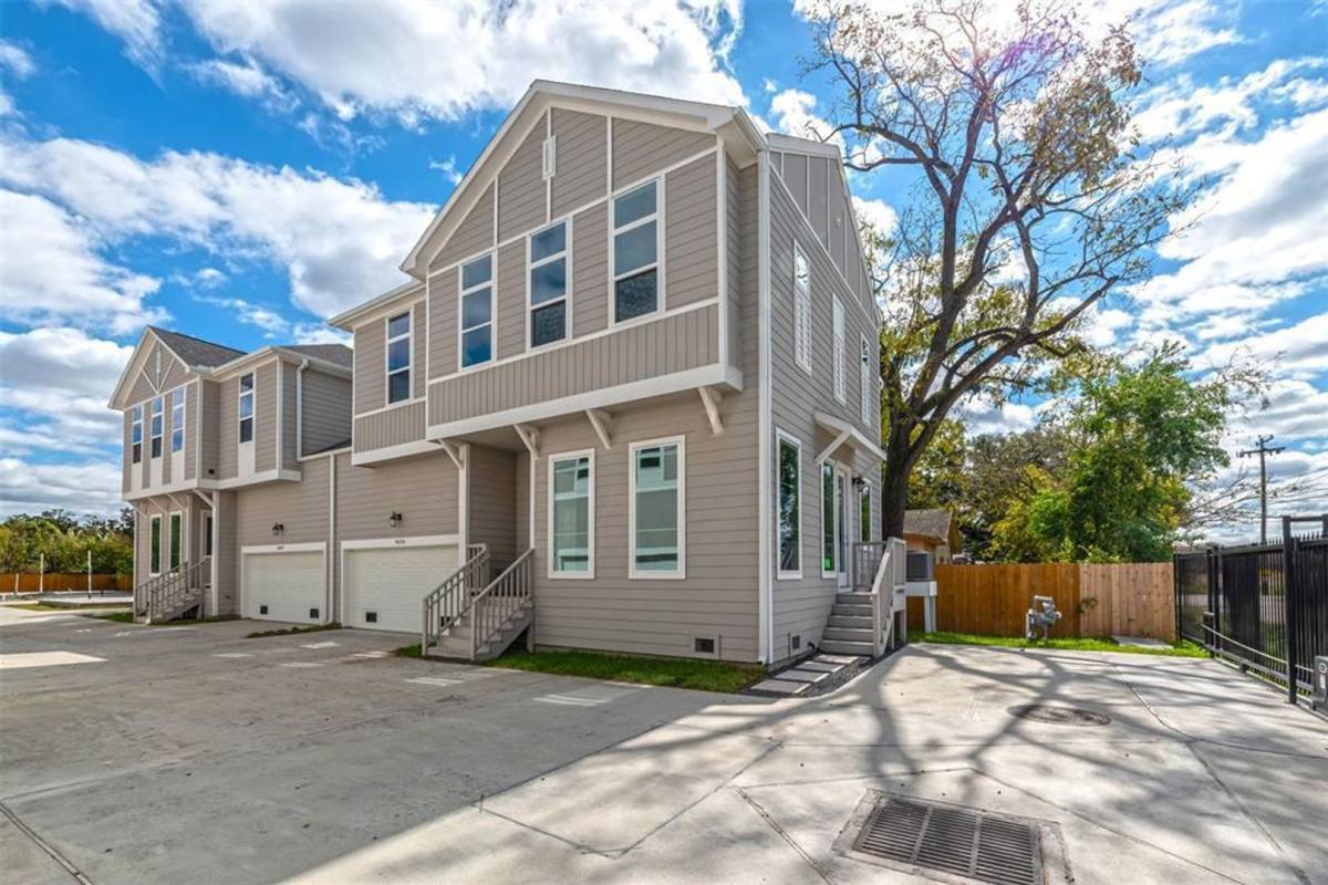 Townhouse for rent at 5610 Patrick St, Houston, TX 77076
