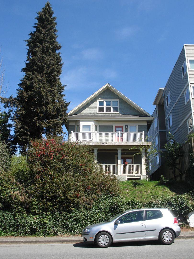 Townhouse for rent at 5622 15th Ave NE, Seattle, WA 98105