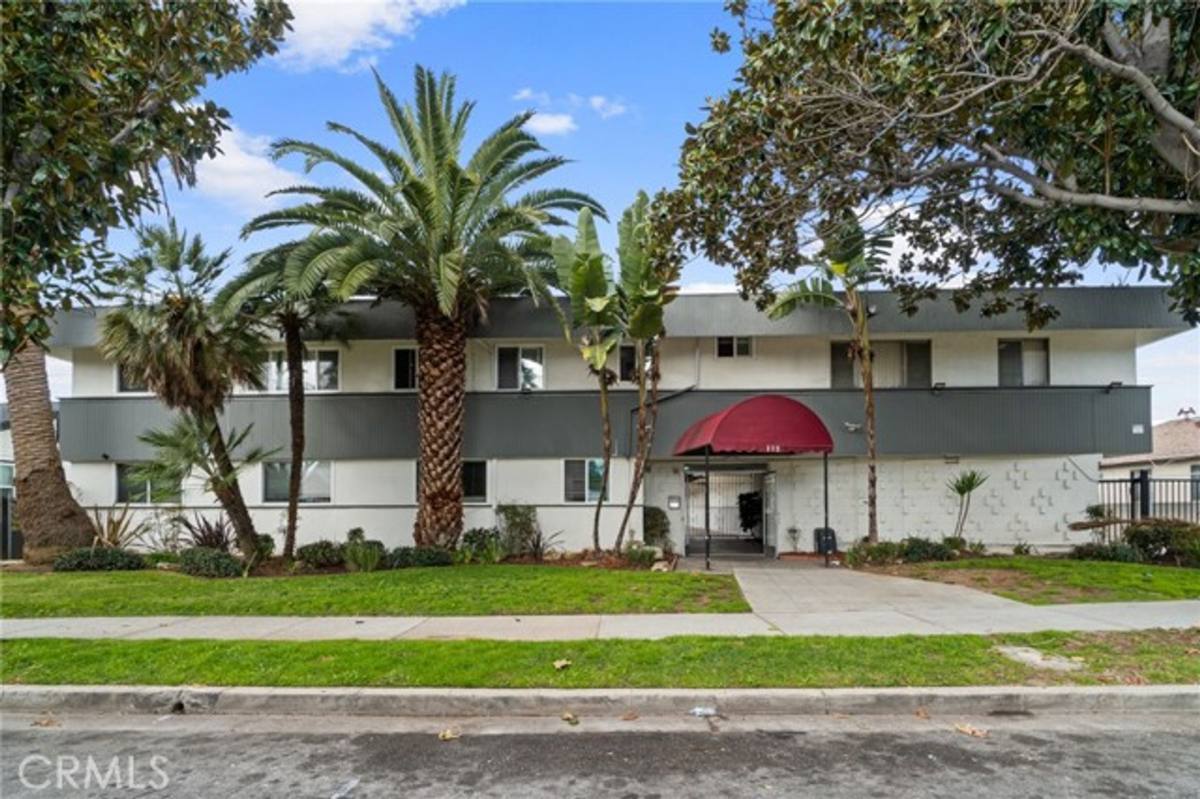Apartment for rent at 115 N Oak St, Inglewood, CA 90301