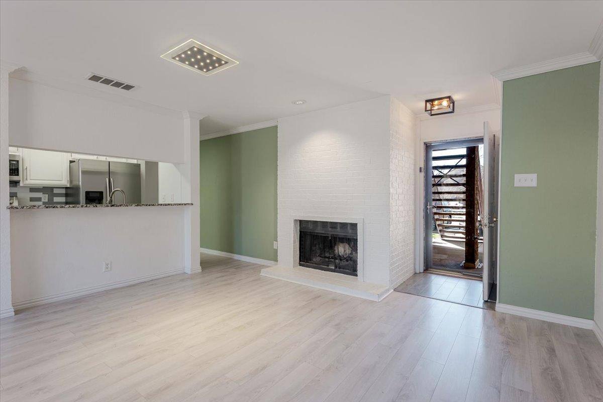 Condo for rent at 1909 Cloisters Dr, Arlington, TX 76011