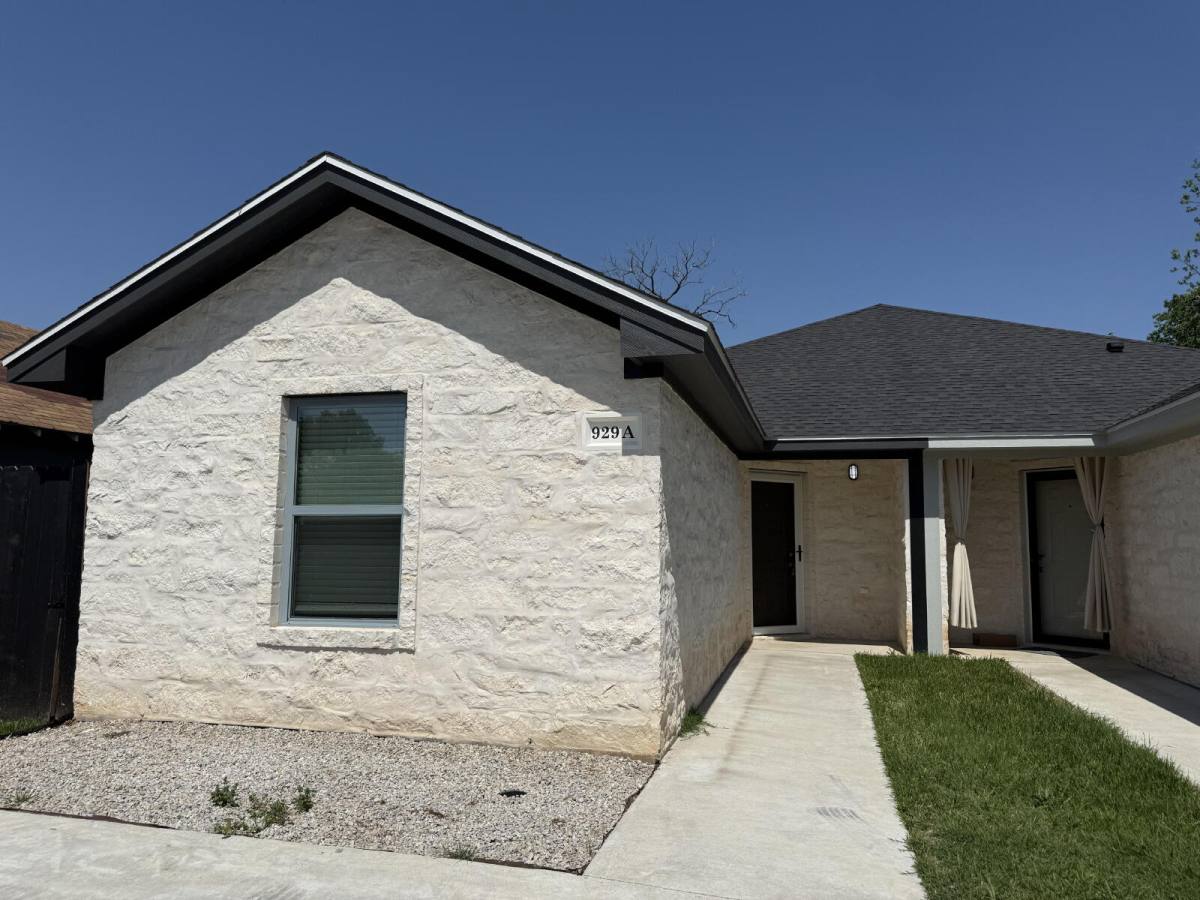 Townhouse for rent at 929 Houston St, Waco, TX 76704