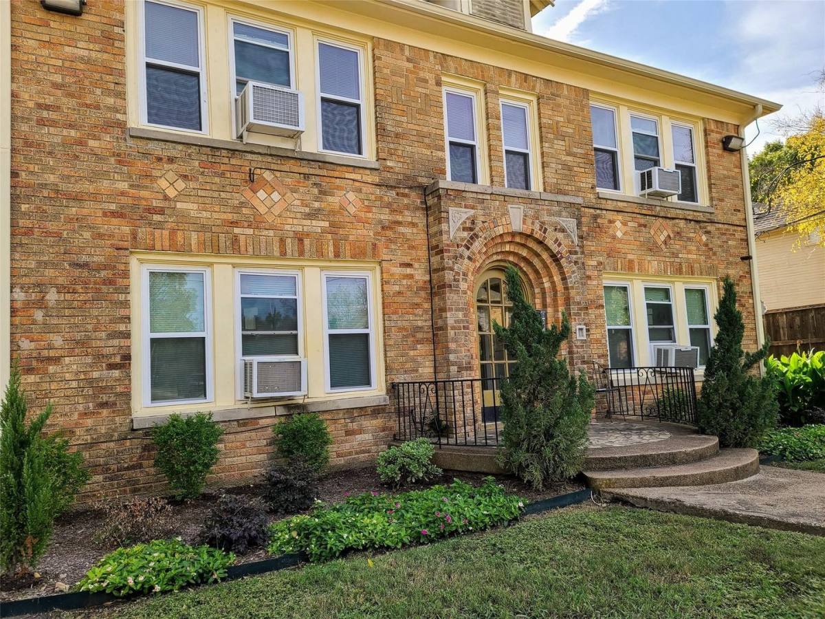 Apartment for rent at 5900 Oram St, Dallas, TX 75206