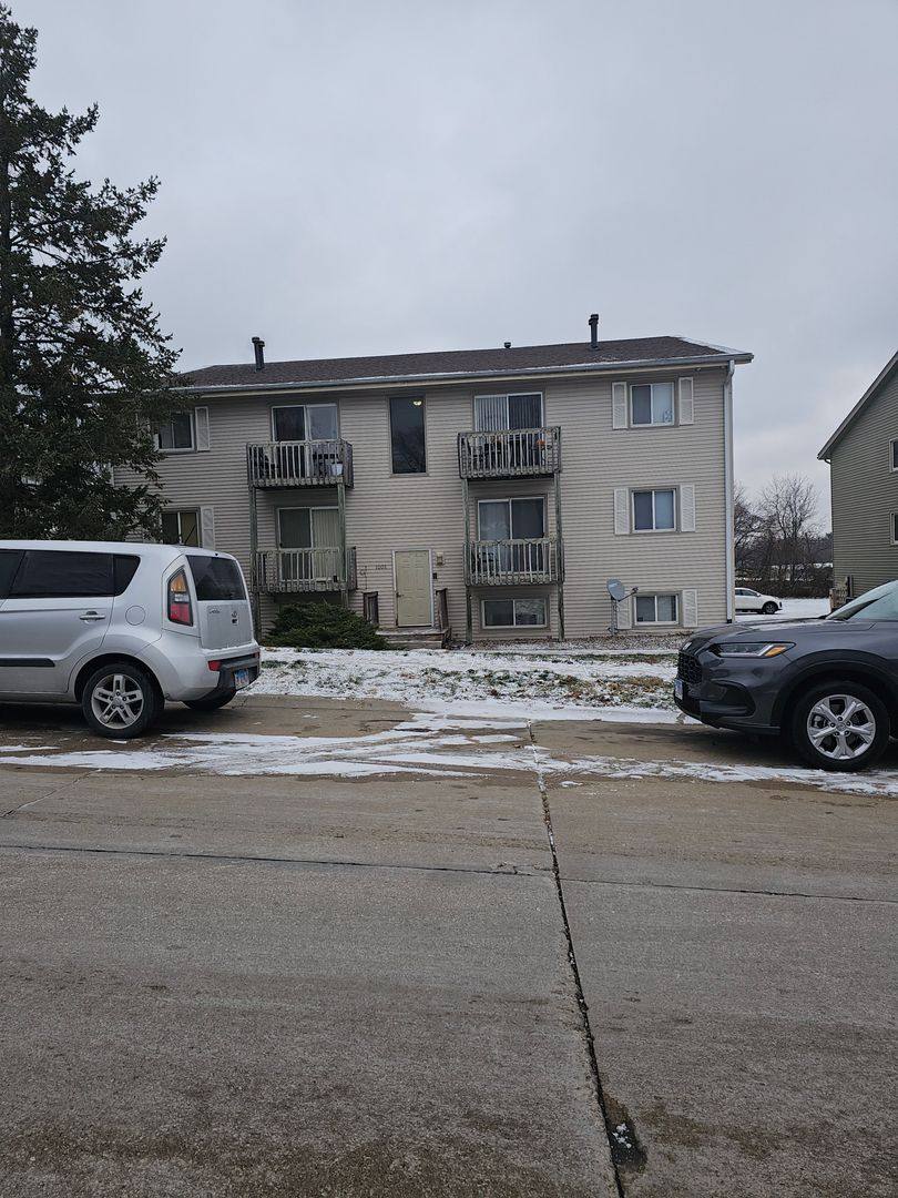 Apartment for rent at 1005 39th St, Bettendorf, IA 52722