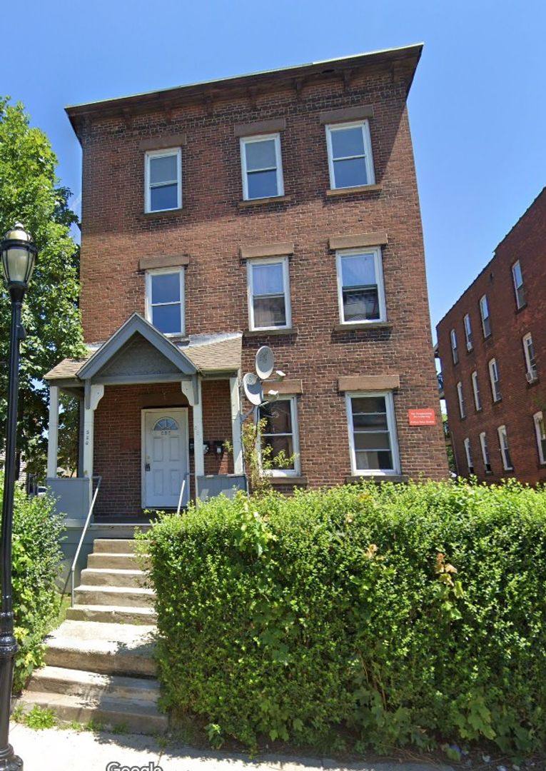 Apartment for rent at 528 Broad St, Hartford, CT 06106