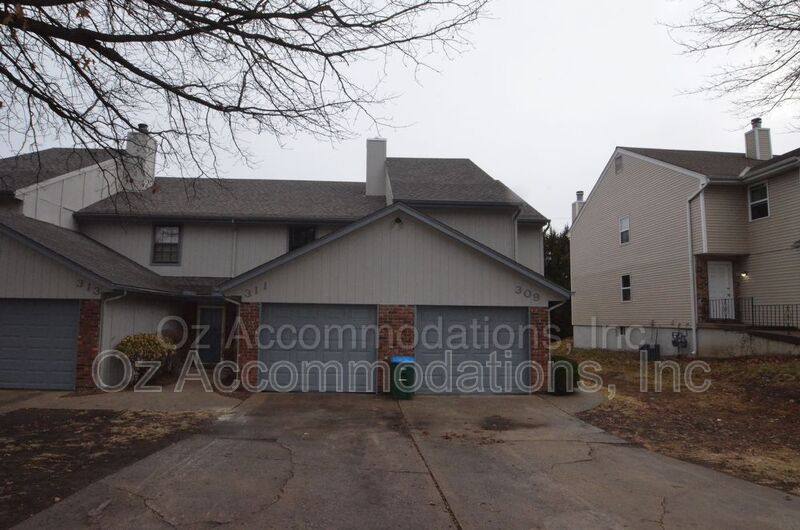 Townhouse for rent at 311 NE Timbercreek Dr, Lees Summit, MO 64086