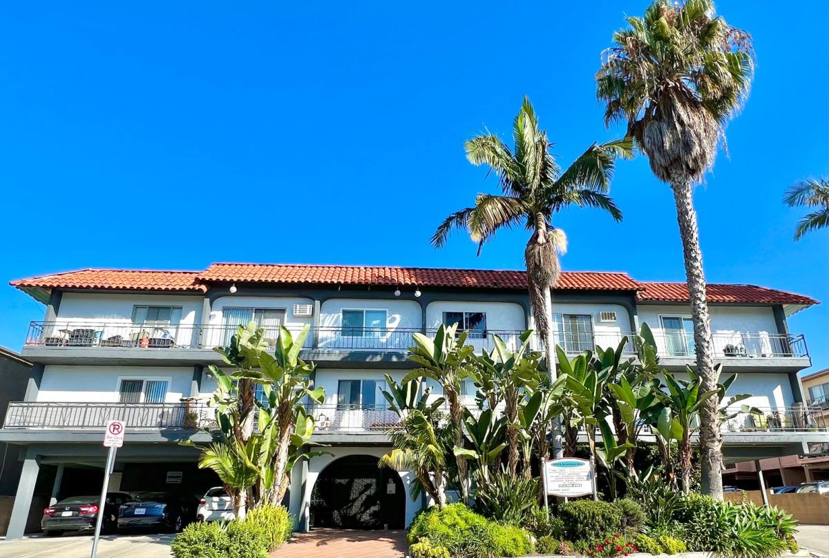 Apartment for rent at 10779 Woodbine St, Los Angeles, CA 90034