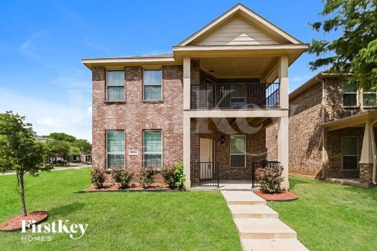 House for rent at 1944 Parkside Mews, Lancaster, TX 75146