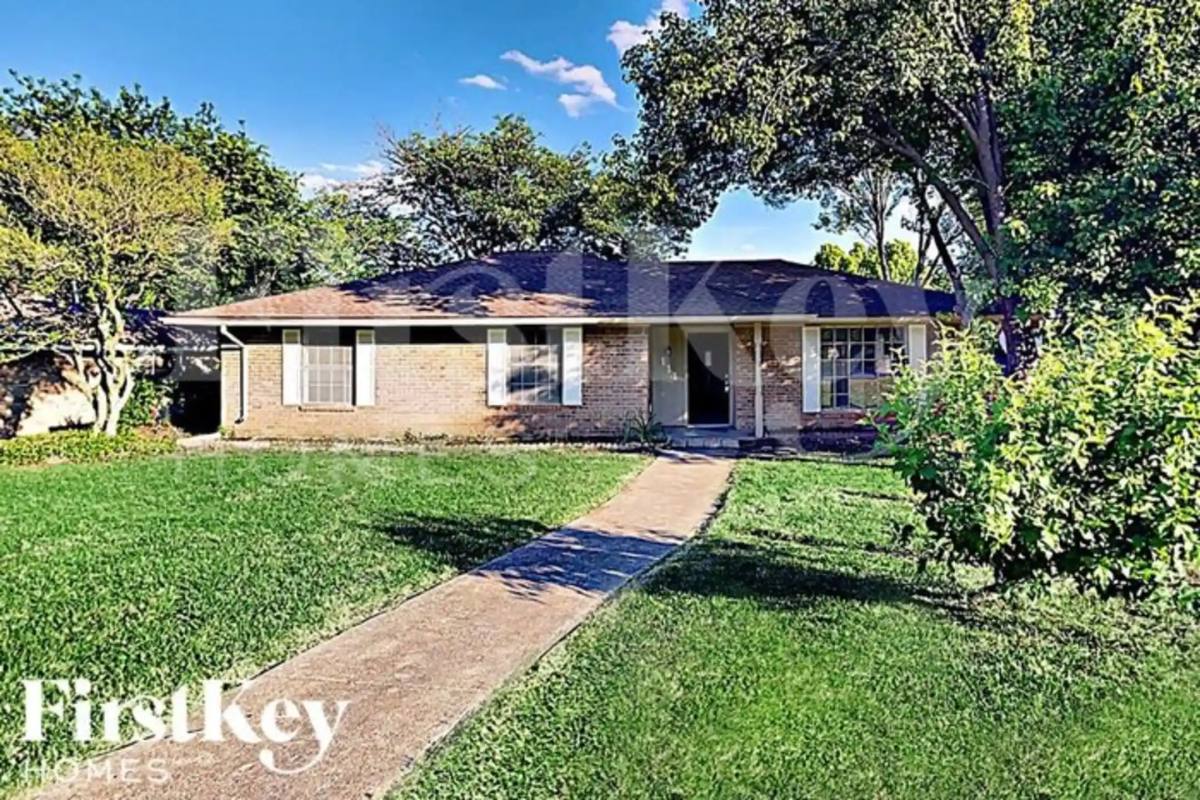 House for rent at 114 Bailey Dr, Desoto, TX 75115