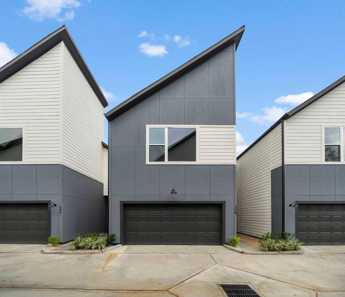 Townhouse for rent at 24 Bucan St, Houston, TX 77076