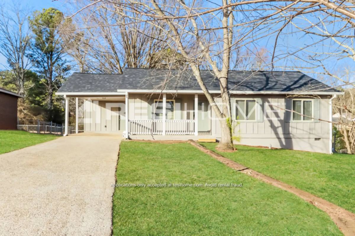 House for rent at 3244 Creekwood Dr, Rex, GA 30273