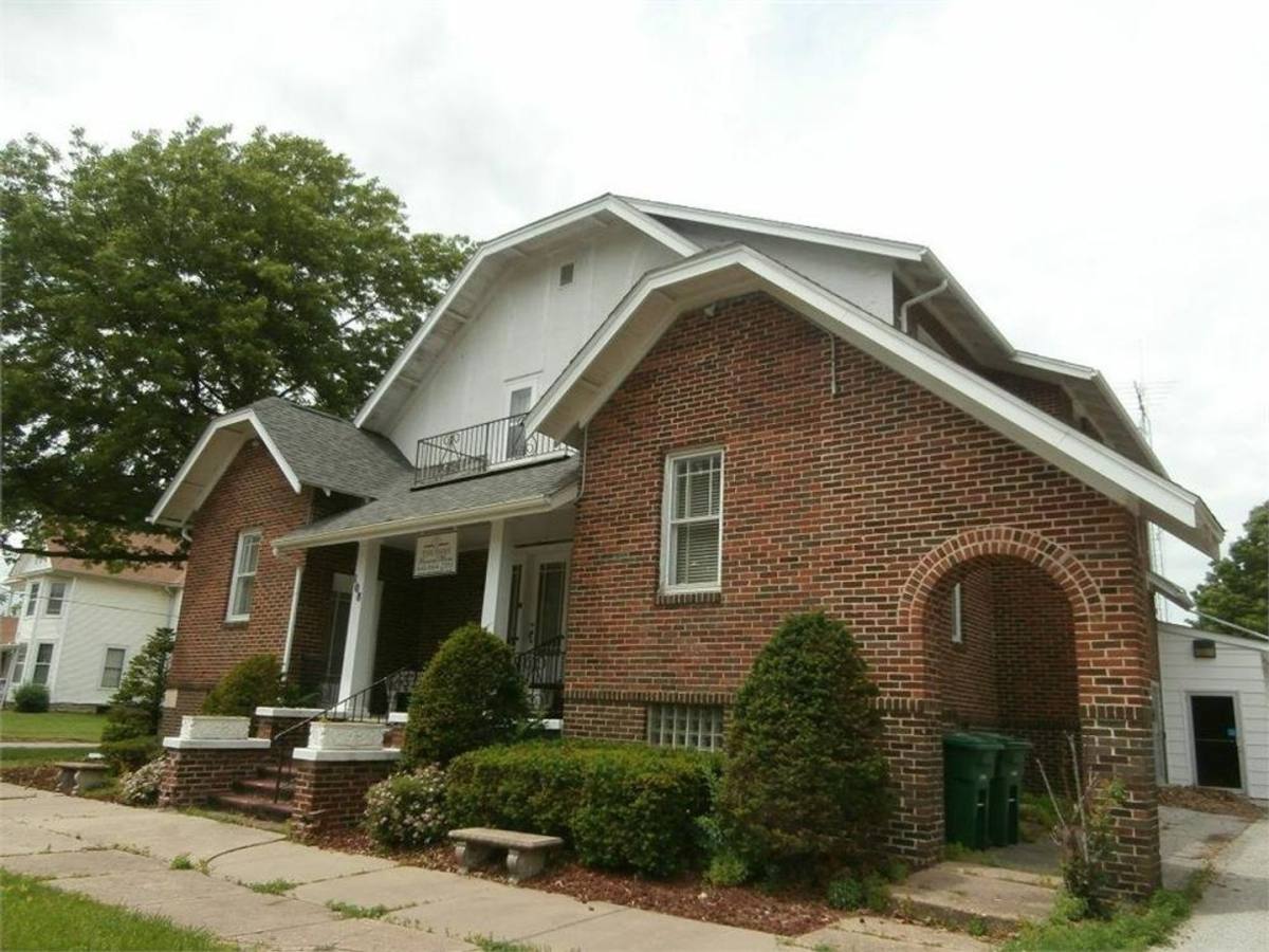 Apartment for rent at 108 1 2 W Poplar St, Bloomfield, IA 52537